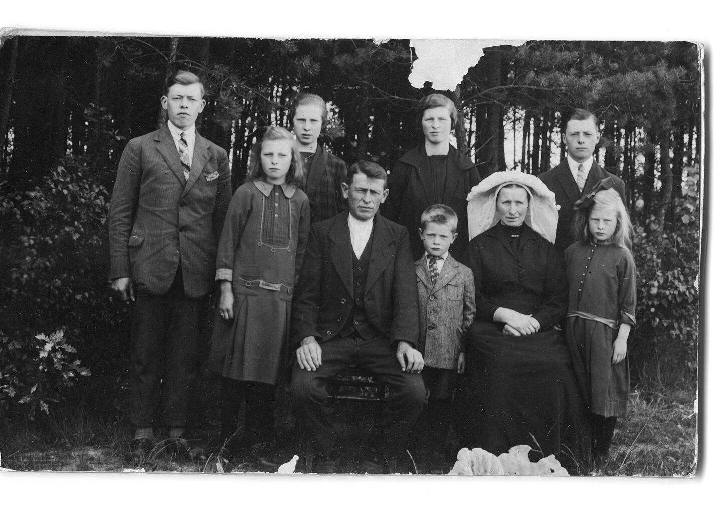 Foto 1 familie De Kort 1928 bij KleinBrierke